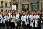 Protest Medyków na wrocławskim Rynku. „Nie godzimy na to, żeby w służbie zdrowia było byle jak” [ZDJĘCIA], 